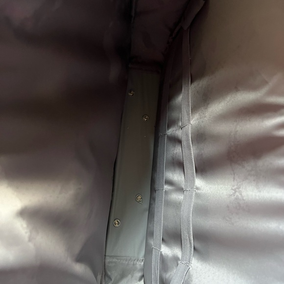 LONDON FOG  15-Inch Under The Seat Bag/Purple! - Picture 13 of 14